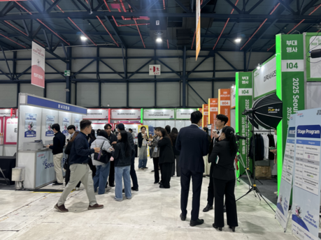 서울에서 첫 외국인 취업·채용 박람회…80개 기업, 1천 명 넘는 글로벌 인재 몰렸다