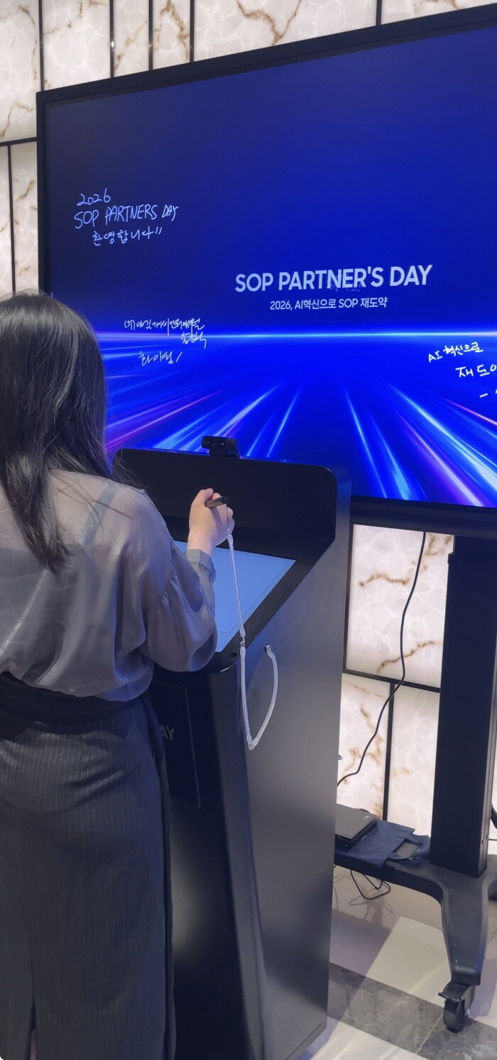 (주)이랩, 삼성 파트너스데이서 ‘AI-SMART SIGN’ 디지털 방명록 선보여
