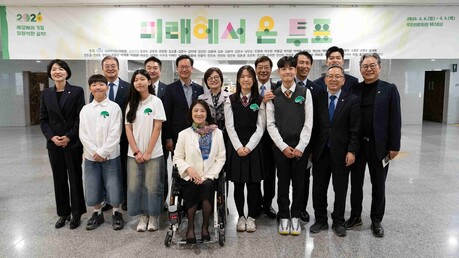 “아이들이 직접 쓴 우리 동네 공약”... 초록우산, 국회서 아동정책 사진전 개최