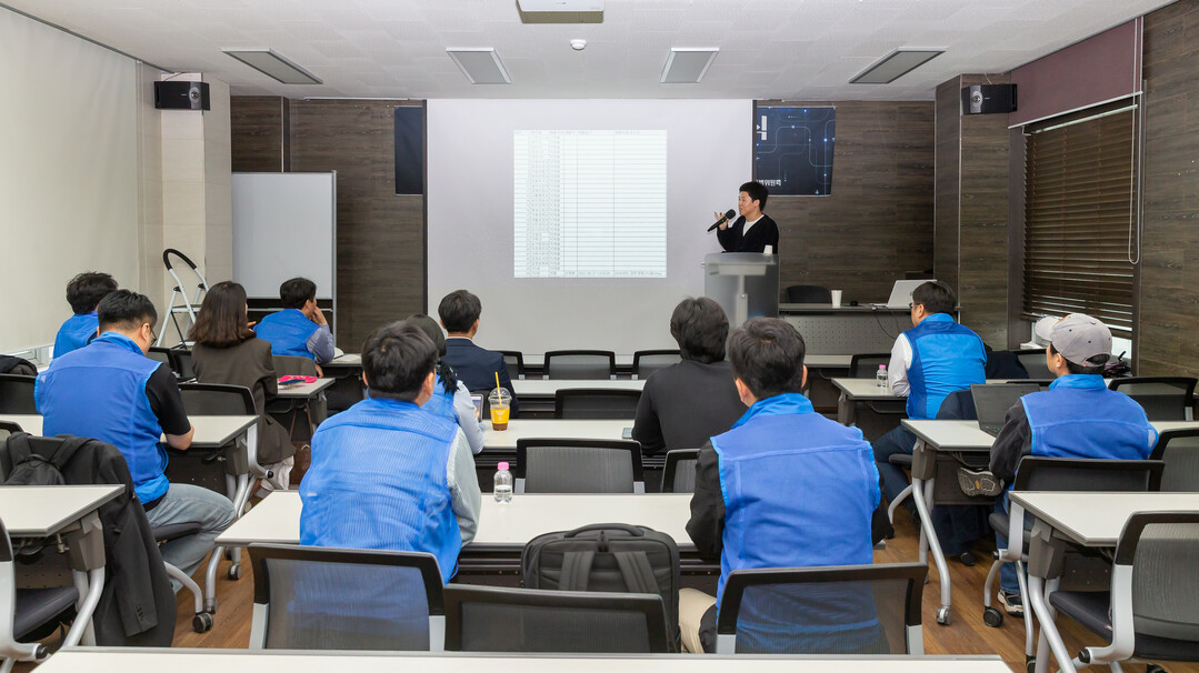 “공무원 83% 이미 AI 쓴다”…현...