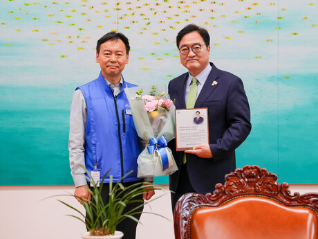 “노동절 공휴일 지정 법안 국회 통과”…공노총, 법 개정 협조 국회의원들에 감사패 전달