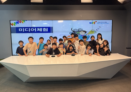 “뉴스 진행하고 카메라도 잡았다”…청소년들, 직접 방송 제작 체험