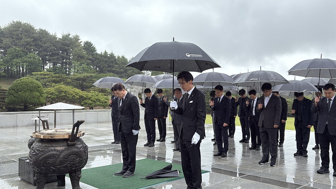 “태극기 한 장씩 꽂으며 감사 되새겼다”…한국교육시설안전원, 현충원 봉사 정례화