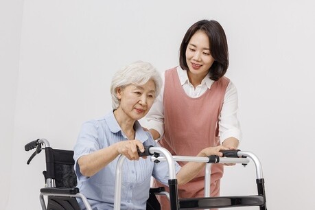 “초고령사회 속 돌봄 전문가 부상” '시니어케어매니저' 수요 이어져