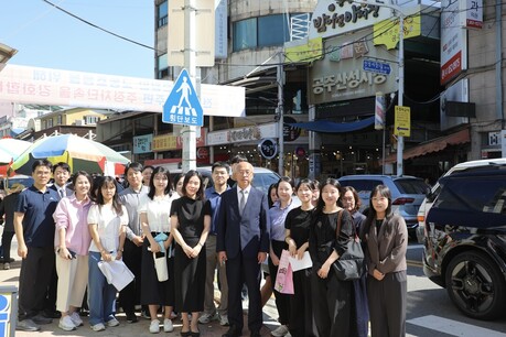 추석 앞두고 공주산성시장 찾은 법제처…떡·과일 사고 소상공인 고충 들었다