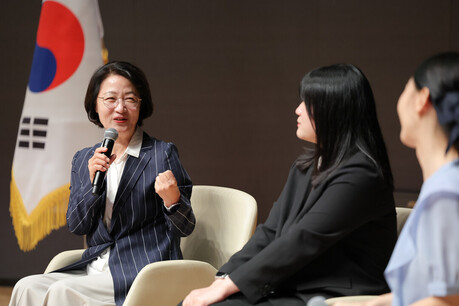 “처음엔 부딪히고 깨진다…10년은 해봐야 기량 생겨” 추미애, 새내기 공무원에 조언