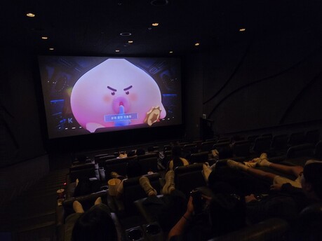 시험 끝낸 청소년들, 영화관서 특별한 휴식…동구청소년방과후아카데미 문화체험